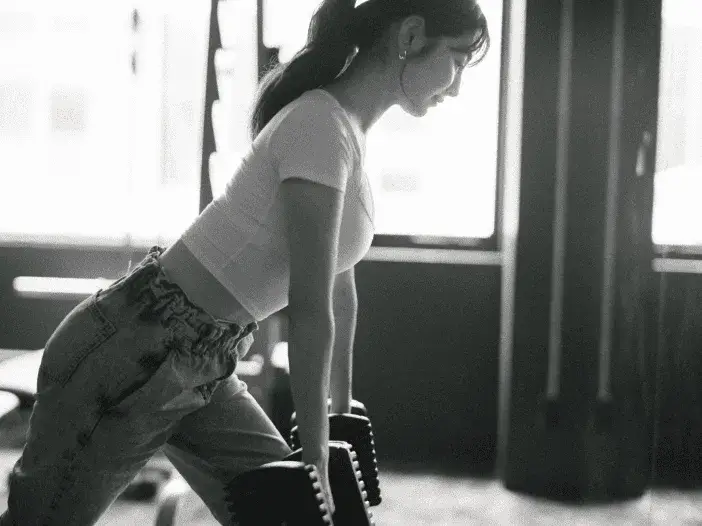 トレーニング中の女性写真